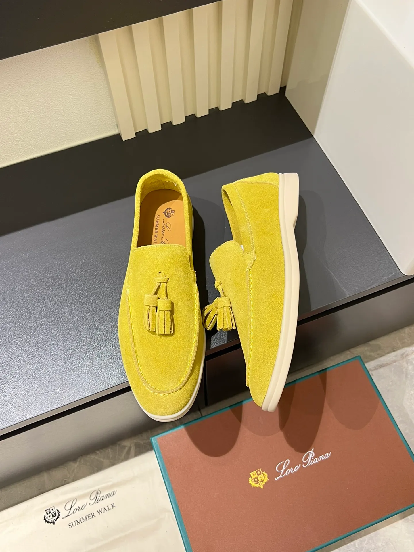 Men's shoes 💰p360 "Loro men's shoes 💰pian'*" Classic L men's shoes for couples 💰p Top version British flat loafers, a must-have item in old money style, the minimalist design is eye-catching and durable, a plus point for dressing The soft foot feel and texture are outstanding. They don’t scratch your feet and are very nice. They are matched with soft and waxy soles. They can be worn daily for a long time without getting tired. They are easy to wear, versatile and classic items, with perfect foot feel and texture! Imported cashmere fabric, the lining is made of imported A-grade water-dyed cow lining, the top version of the genuine leather midsole is sewn with pure handmade mark thread! Size: Female 35-40 (34. Customized) Male 38-44 (45.46. Customized)